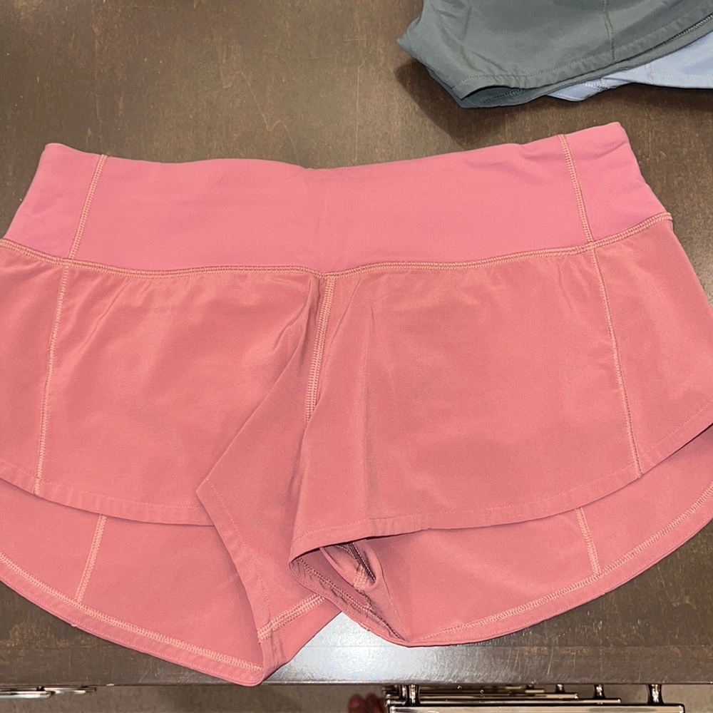 Low rise lulu speed up short